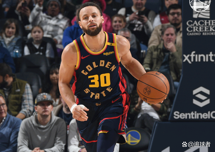 开云-库里在加拿大队比赛中表现优异，晋级下一阶段引发热议！-开云