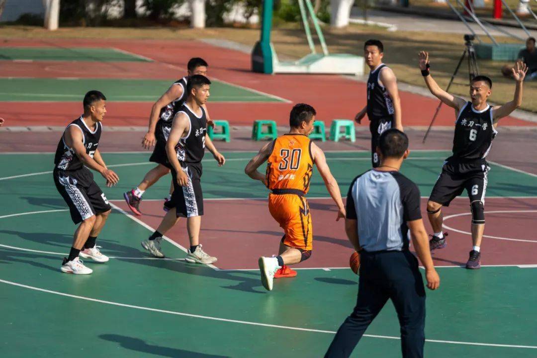 开云开云体育官方网站-浓眉哥重返赛场，险胜首场状态出色，尤文图斯观众沸腾！上演精彩一战-开云开云体育官方网站